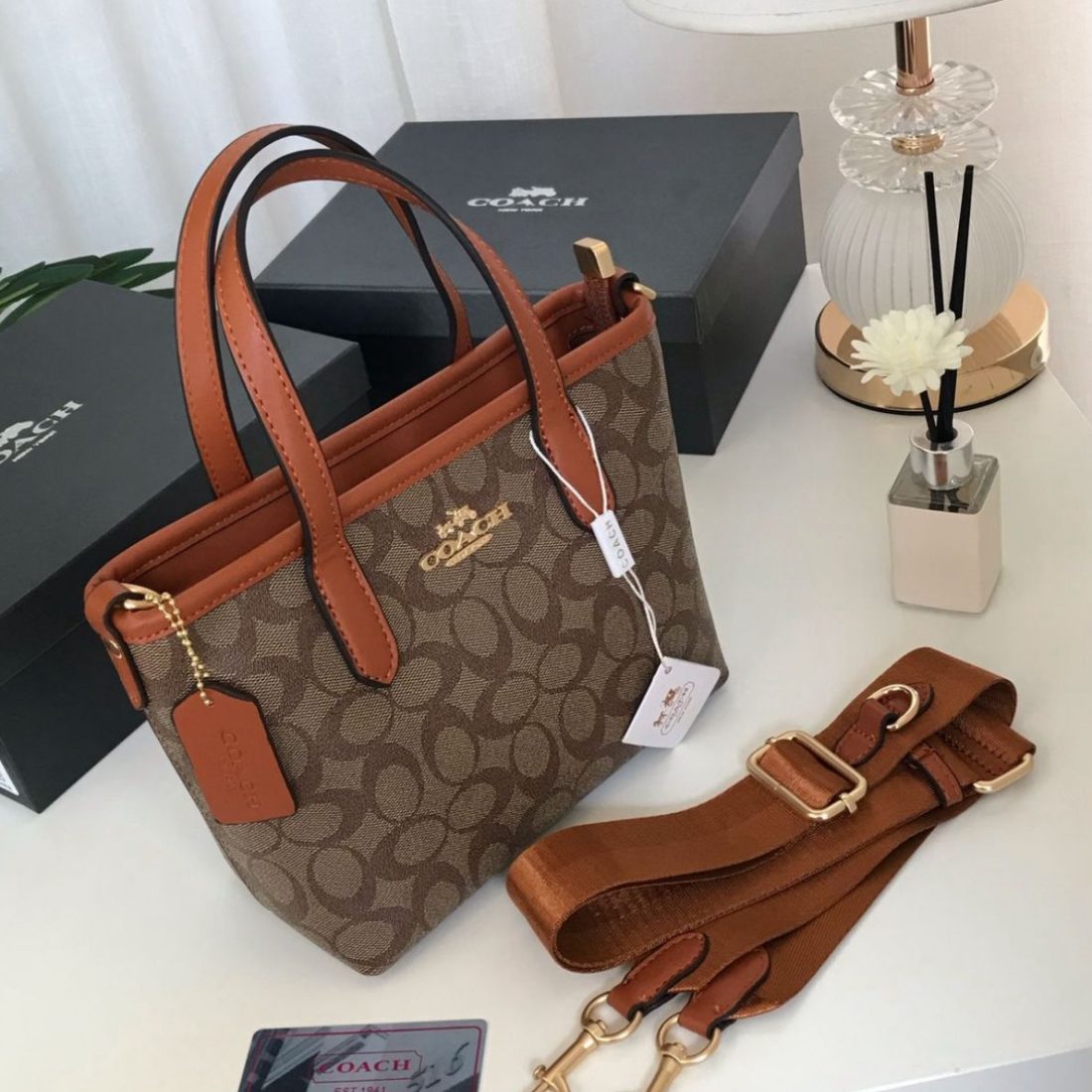 شنطة كوتش – Coach Bag إطلالة أنيقة تبدأ من اختيارك